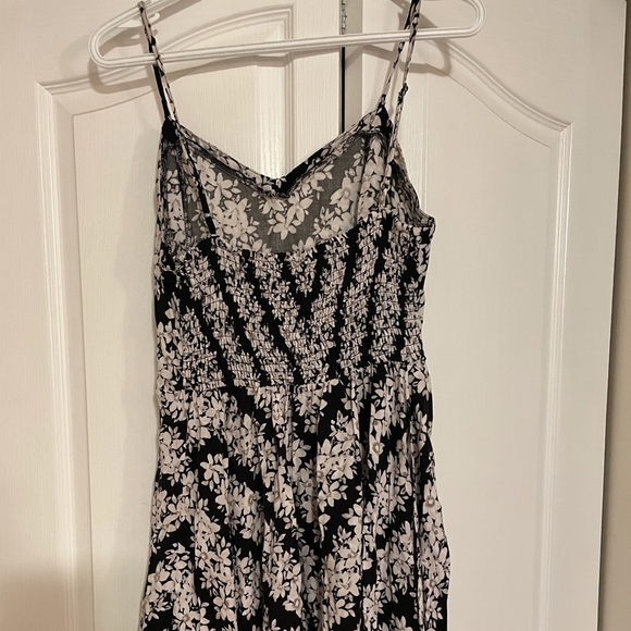 Beautiful floral dress - Picture 2 of 4